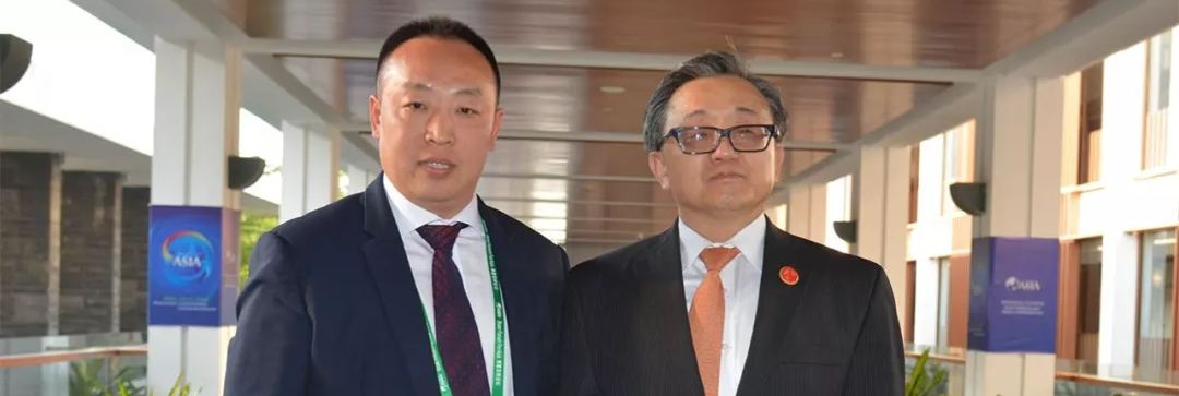 色逼视频联合国副秘书长刘振民和赵章栓会长在博鳌亚洲论坛亲切交"